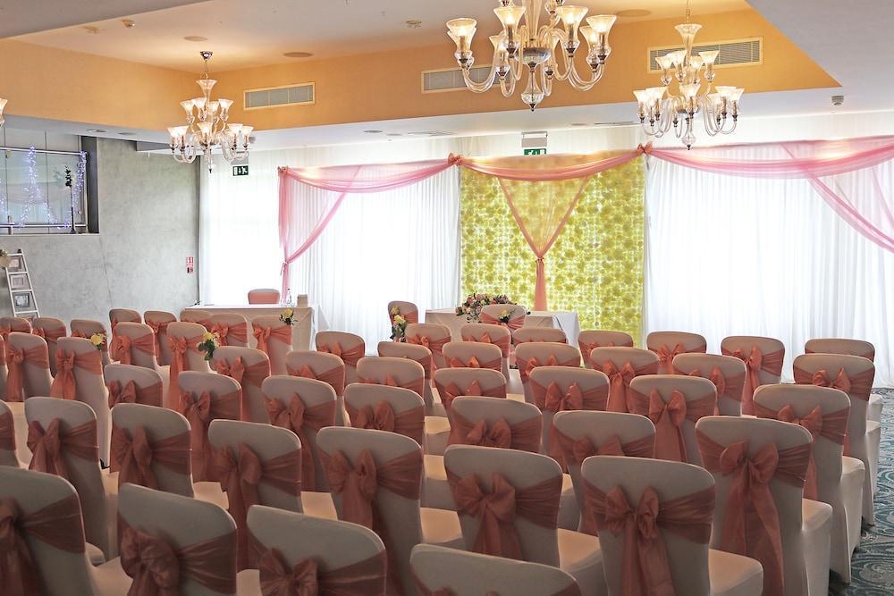 The Pinewood Hotel Слау Екстер'єр фото