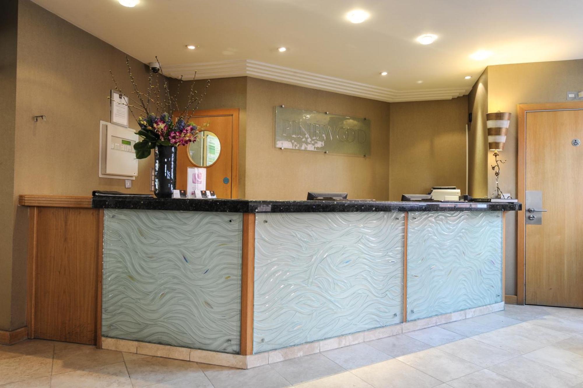 The Pinewood Hotel Слау Екстер'єр фото